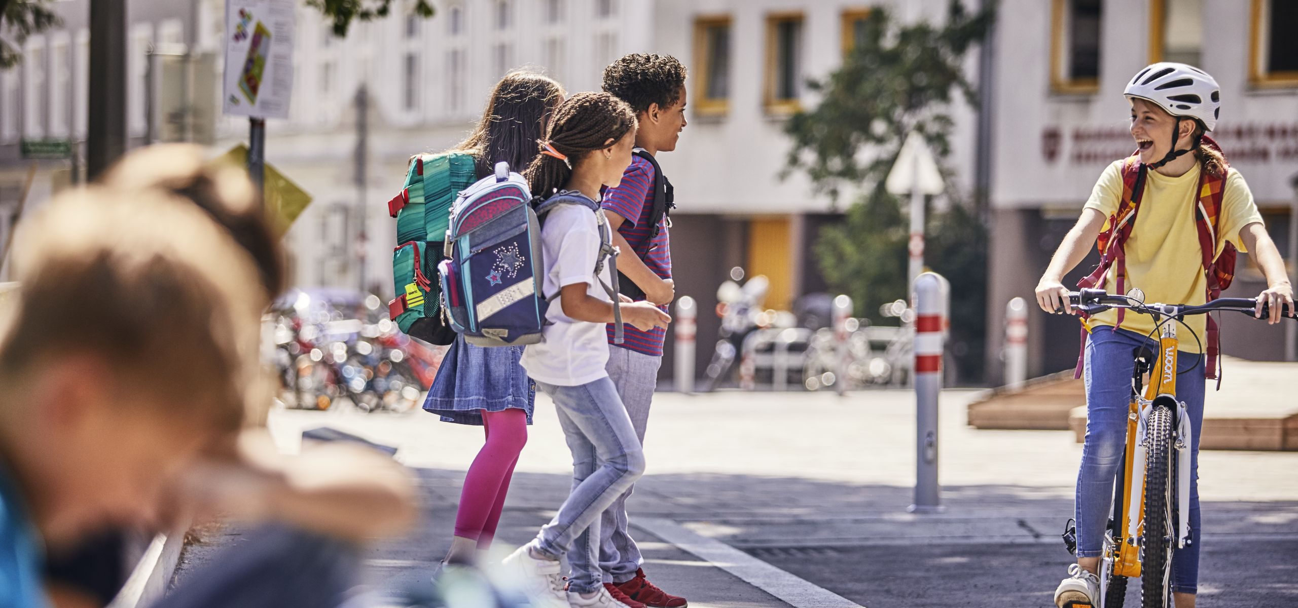 Kinder auf dem Schulweg: zu Fuß und mit dem Rad.