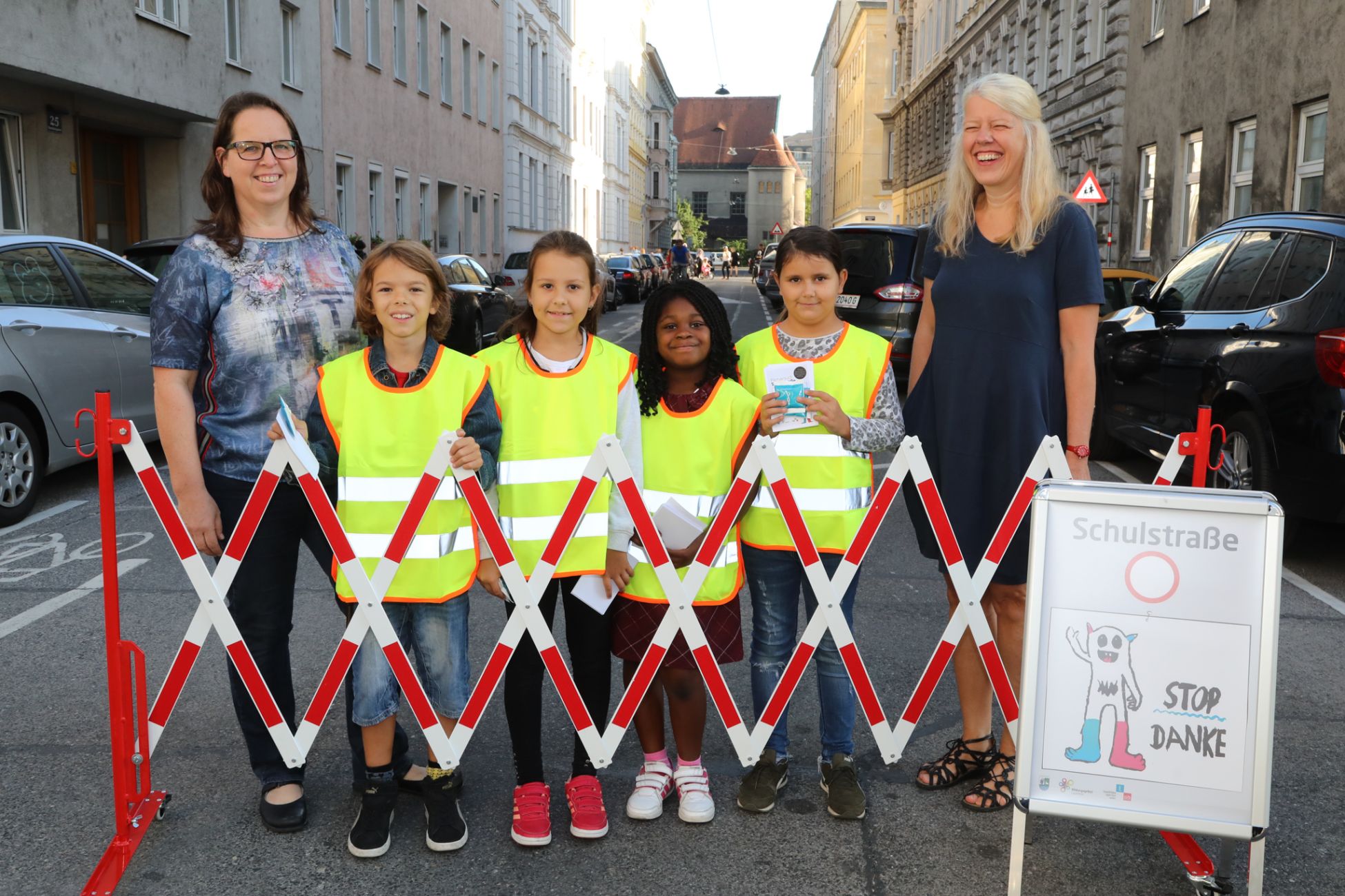 Lehrerinnen und Kinder der Volksschule Vereinsgasse machen die AutolenkerInnen auf die Sperre aufmerksam.