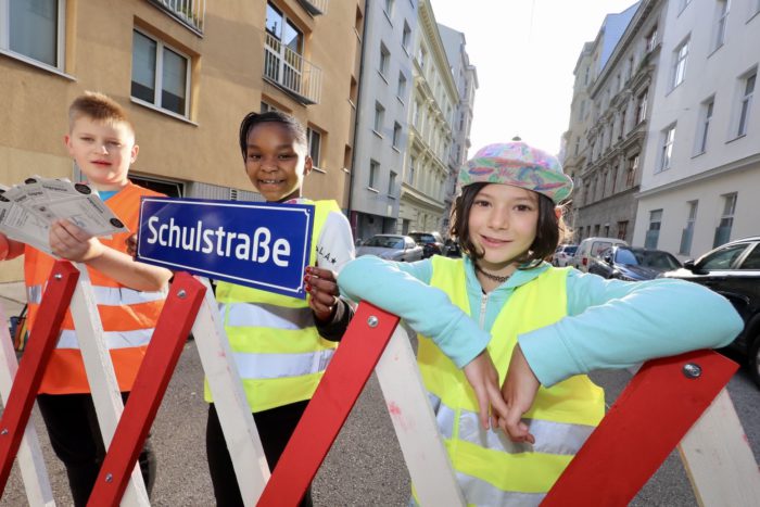 In Wien gibt es mittlerweile 4 Schulstraßen. Dort golt zu Unterrichtsbeginn ein 30-minütiges Fahrverbot für Kfz. Dies dient der Sicherheit der Kinder.