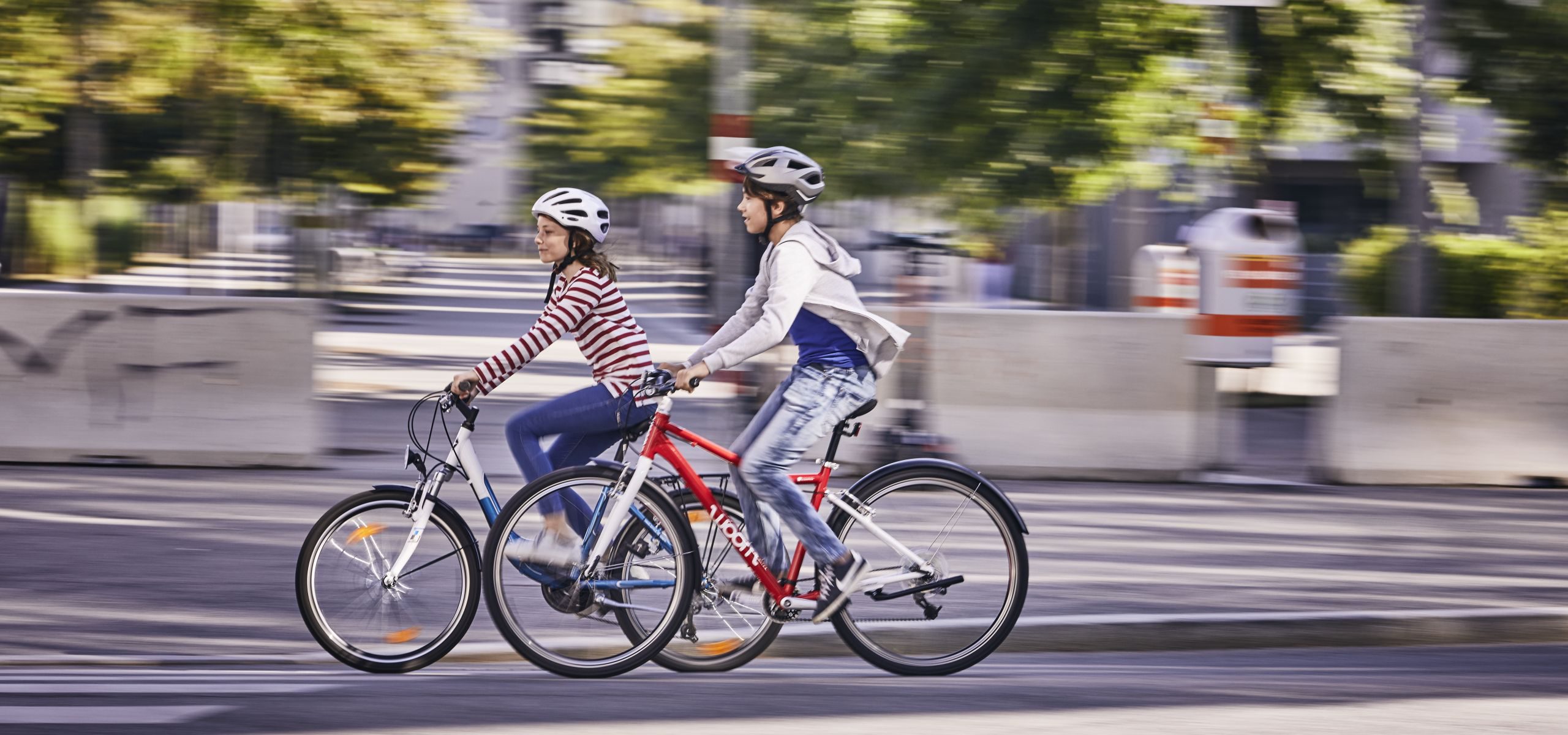 Ein Mädchen und ein Bub beim Radfahren